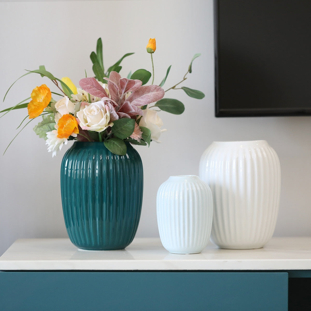 BELIVYA Modern Abstract Art Piece - Nordic Ceramic Vase